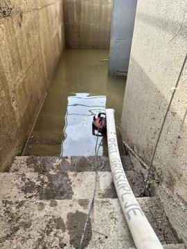 4 Črpanje vode iz ene od mnogih kleti